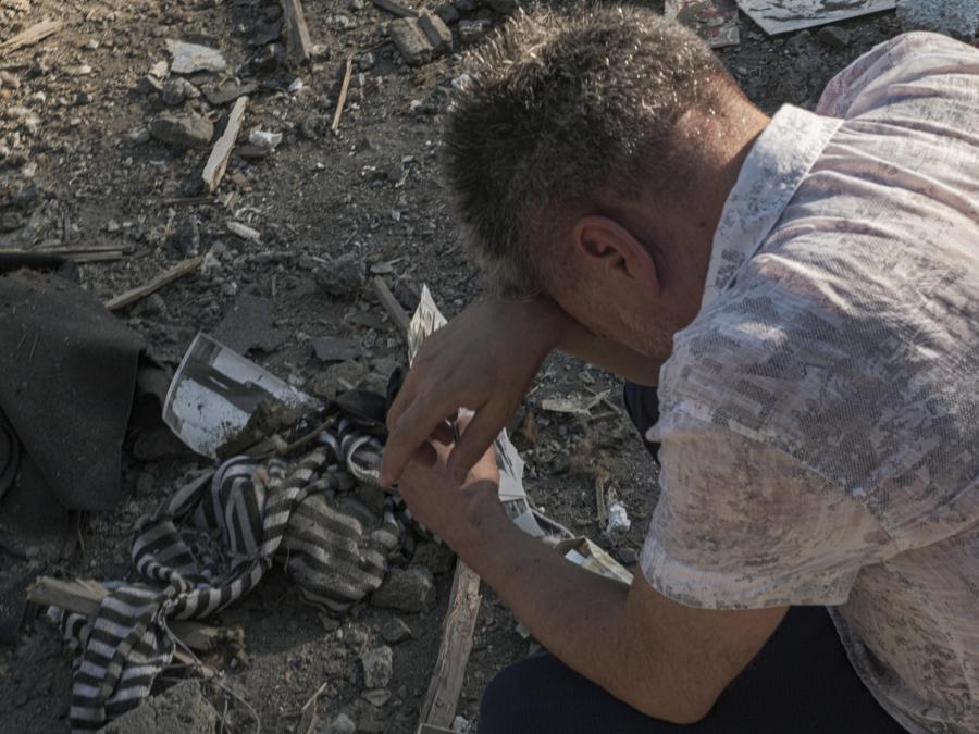Un uomo reagisce sui detriti di un edificio residenziale distrutto dopo aver bombardato una zona residenziale a Mykolaiv, nel sud dell’Ucraina. Il capo dell’amministrazione militare regionale di Mykolaiv, Vitaliy Kim, ha riferito che a seguito dei bombardamenti che hanno colpito un grattacielo di appartamenti a Mykolaiv, almeno tre persone sono morte e altre cinque sono rimaste ferite. Il 24 febbraio le truppe russe sono entrate in territorio ucraino, dando inizio a un conflitto che ha provocato distruzione e una crisi umanitaria. (EPA/GEORGE IVANCHENKO)