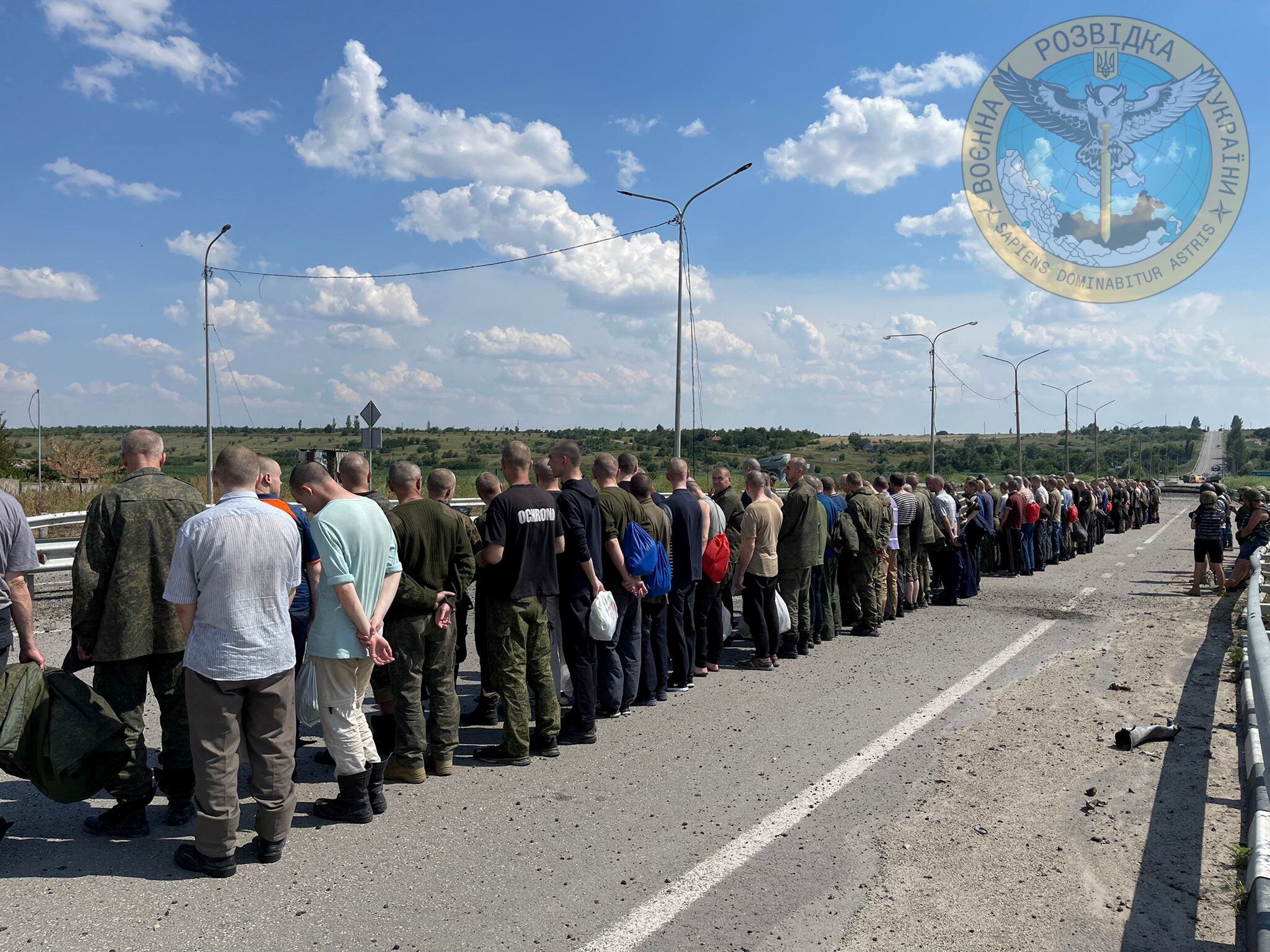 I prigionieri si allineano lungo una strada durante uno scambio di prigionieri, mentre l’attacco della Russia all’Ucraina continua, nel luogo indicato come Zaporizhzhia. (Courtesy of Ukraine's Military Intelligence/Handout via REUTERS)
