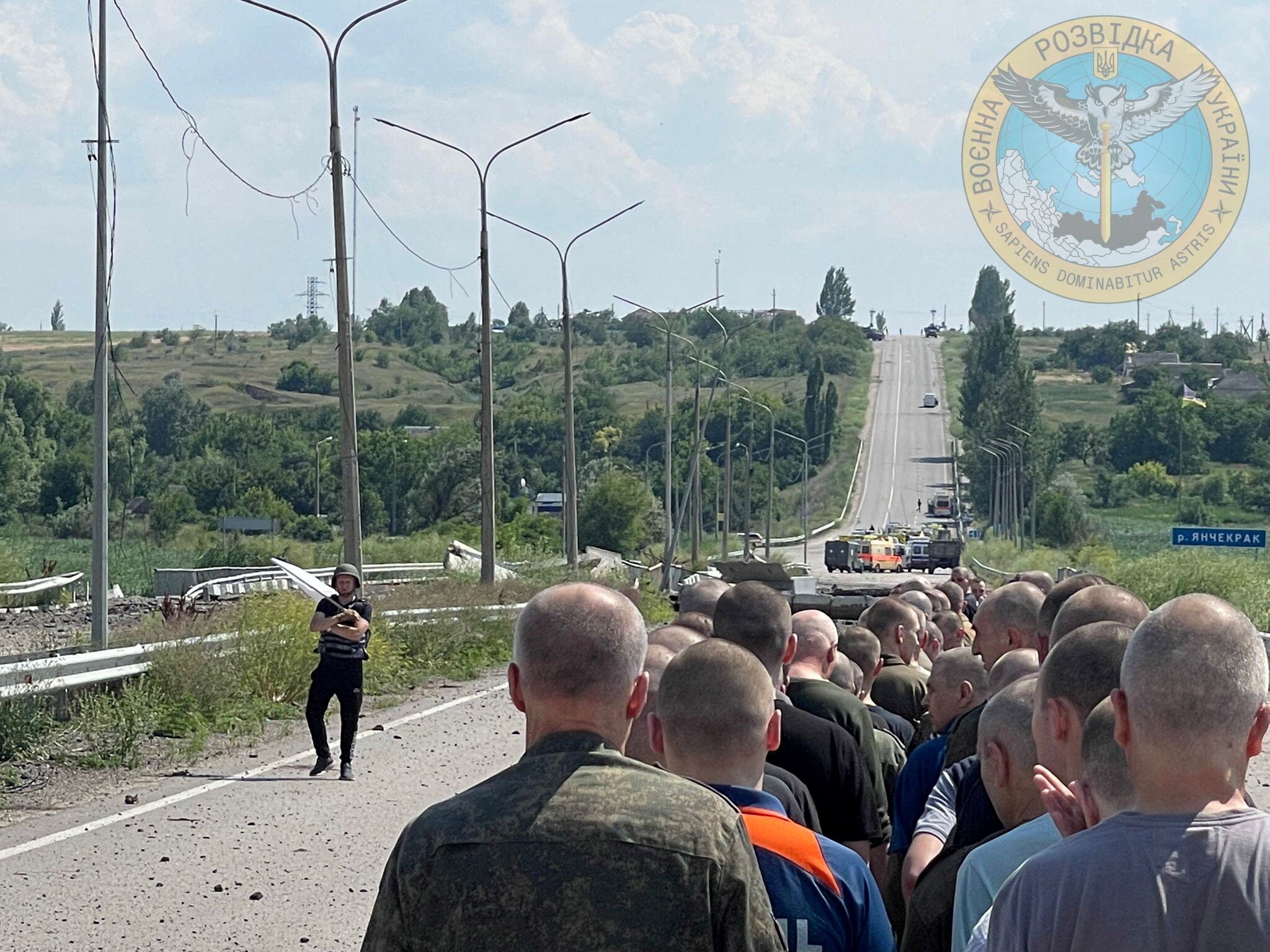 Un uomo con una bandiera bianca cammina su una strada durante uno scambio di prigionieri, mentre continua l’attacco della Russia all’Ucraina, nel luogo indicato come Zaporizhzhia.(Courtesy of Ukraine's Military Intelligence/Handout via REUTERS)
