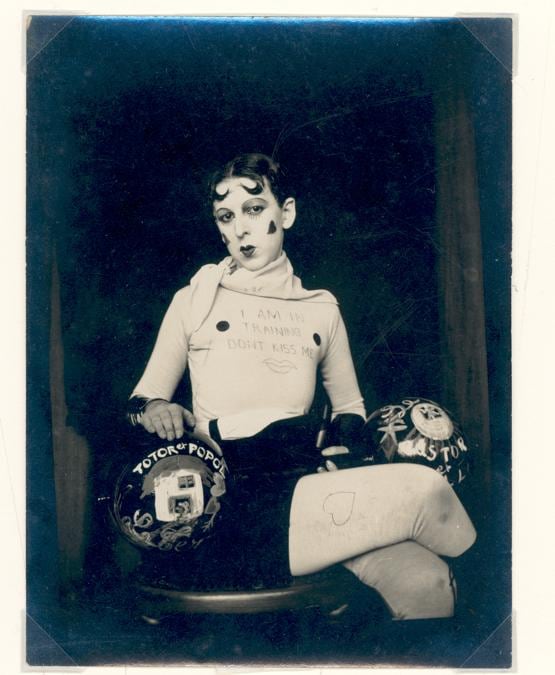 Claude Cahun en Marcel Moore. I am in training don’t kiss me, 1927. Courtesy of the Jersey Heritage Collections