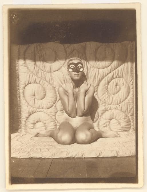 Claude Cahun en Marcel Moore. Untitled (Cahun on quilt) c. 1928. Courtesy of the Jersey Heritage Collections