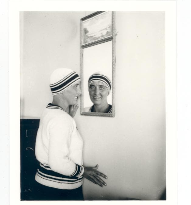 Claude Cahun en Marcel Moore. Untitled (Moore with mirror image), 1928. Courtesy of the Jersey Heritage Collections