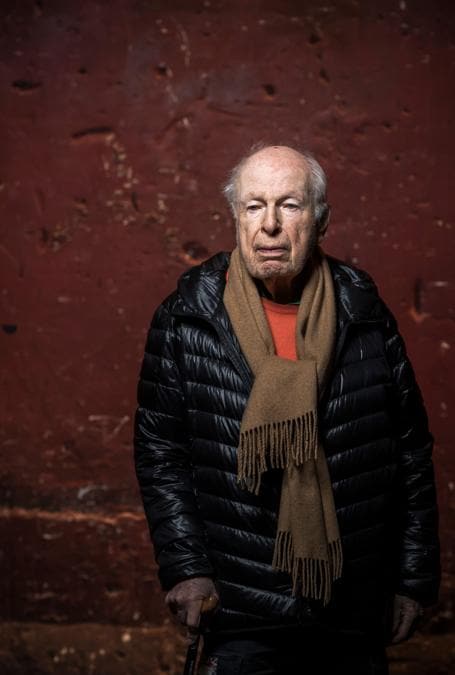 In questa foto scattata il 27 febbraio 2018, il regista, drammaturgo e attore britannico Peter Brook posa durante una sessione fotografica al teatro Bouffes du Nord di Parigi. (Photo by Lionel BONAVENTURE / AFP)