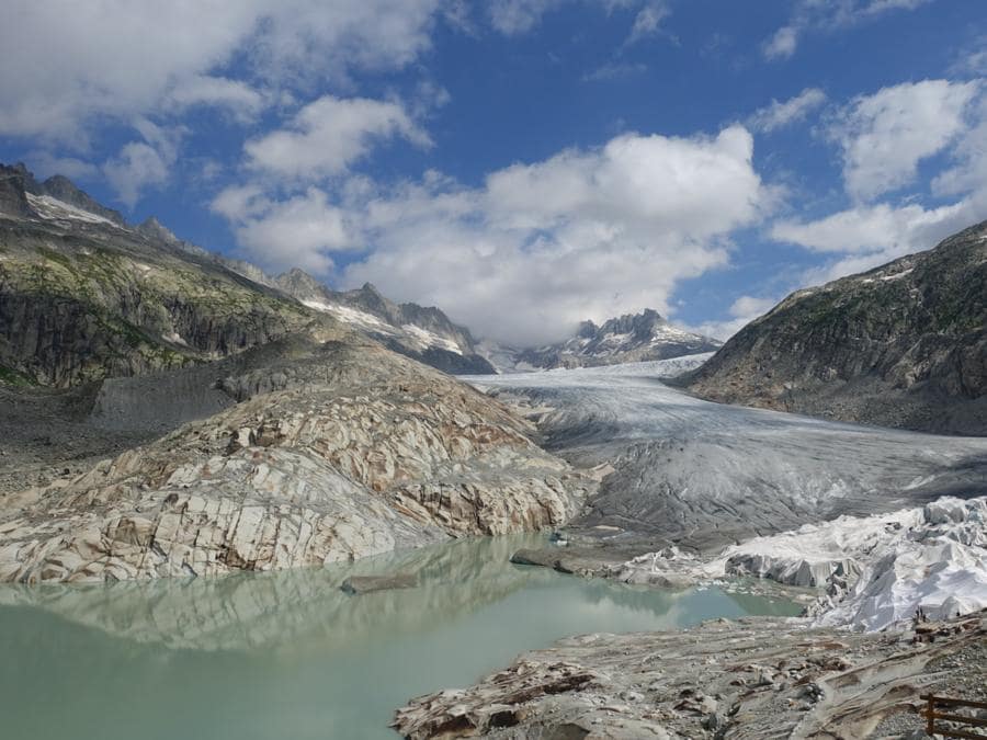 Il ghiacciaio del Rodano e il laghetto da cui nasce il fiume
