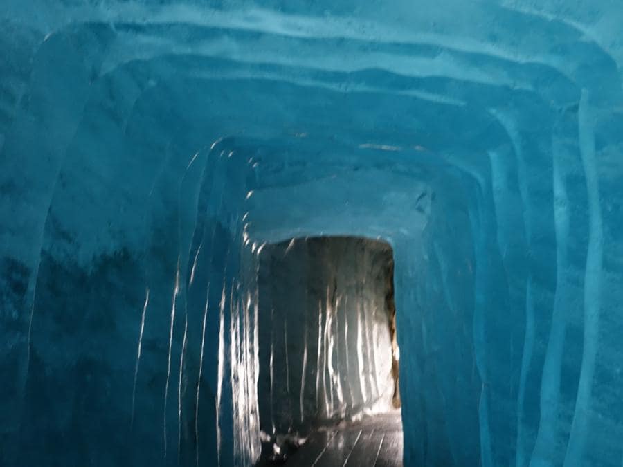 La grotta di ghiaccio alla sorgente del Rodano