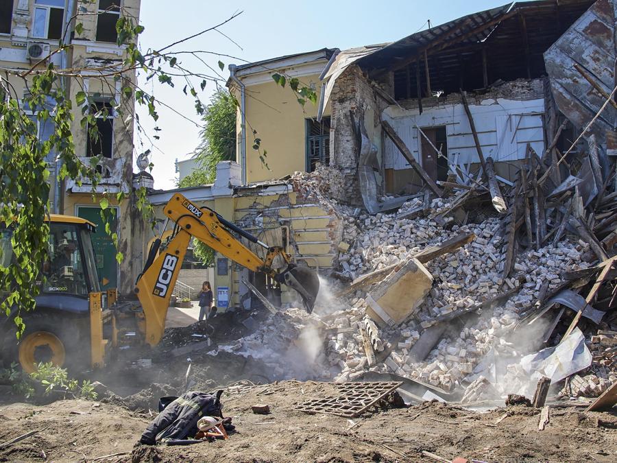 Soccorritori ucraini puliscono i detriti di un ufficio militare di registrazione e arruolamento a seguito di un attacco missilistico russo che colpisce l’edificio nella città di Kharkiv. EPA/SERGEY KOZLOV