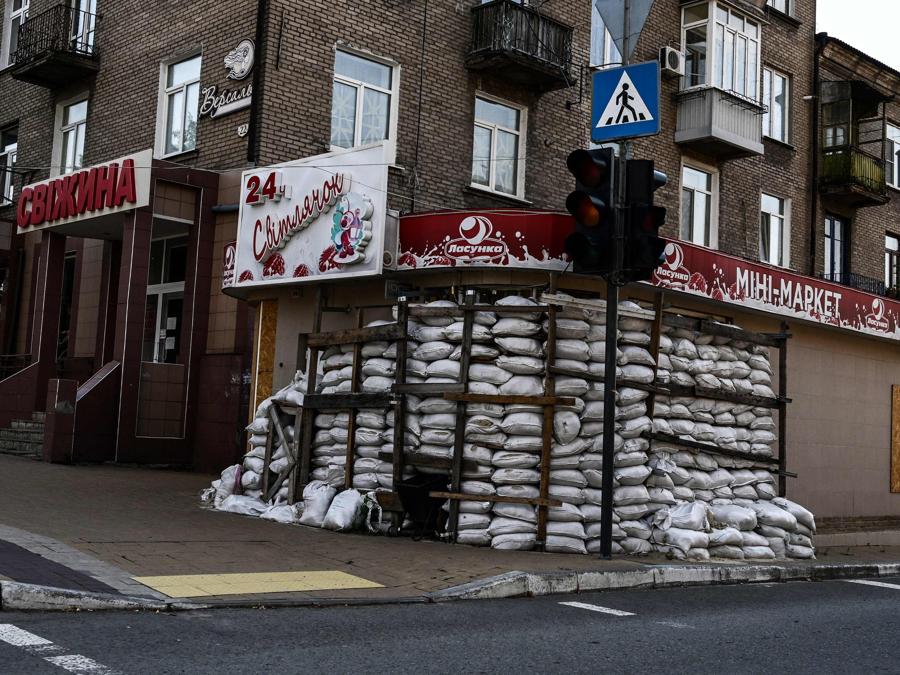 Città di Druzhkiuka, un mini market protetto con sacchi di sabbia. (Photo by MIGUEL MEDINA / AFP)
