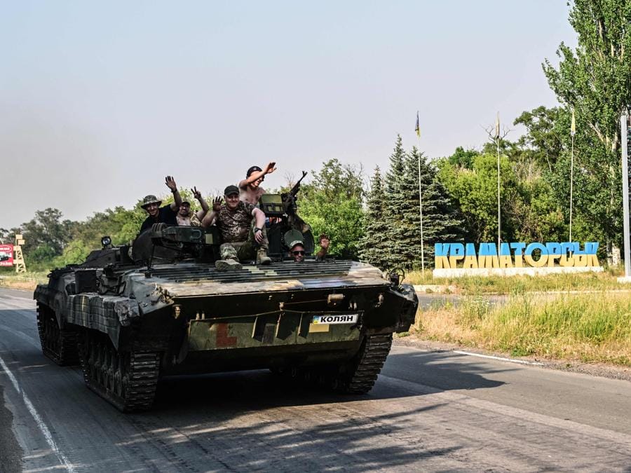 Soldati ucraini  su un veicolo corazzato da combattimento ucraino a Kramatorsk. (Photo by MIGUEL MEDINA / AFP)