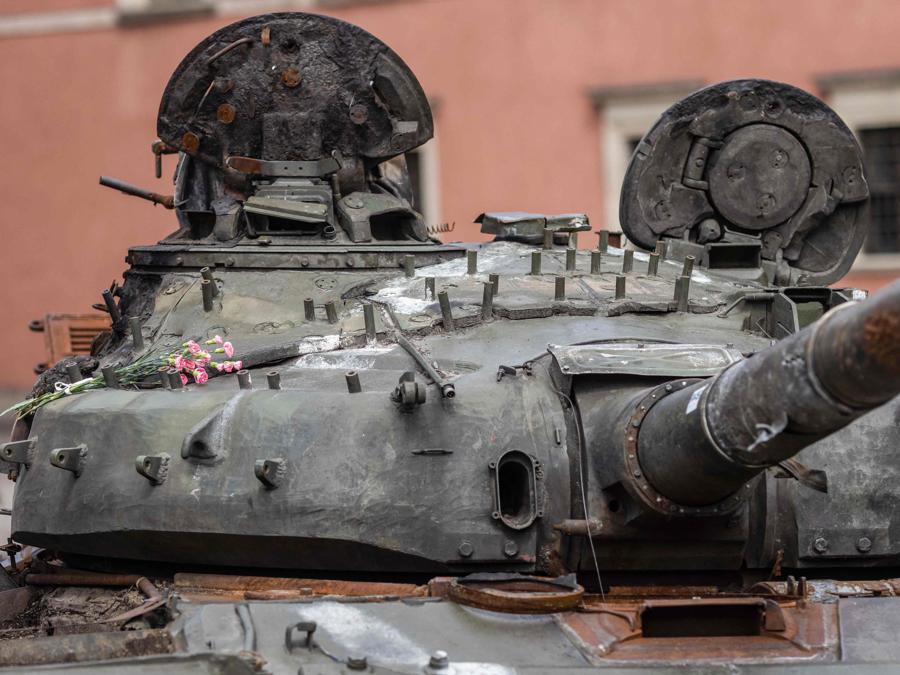 Fiori  sopra un carro armato russo T-72 distrutto che si trova a Varsavia. (Photo by Wojtek RADWANSKI / AFP)