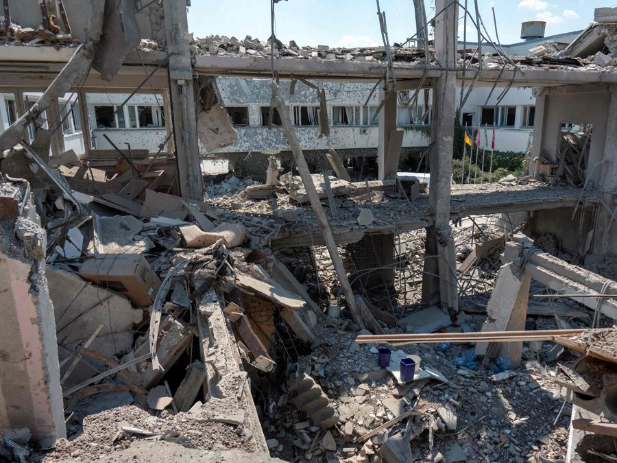 Un edificio dell’Università Pedagogica di Kharkiv distrutto da un missile. (Photo by SERGEY BOBOK / AFP)
