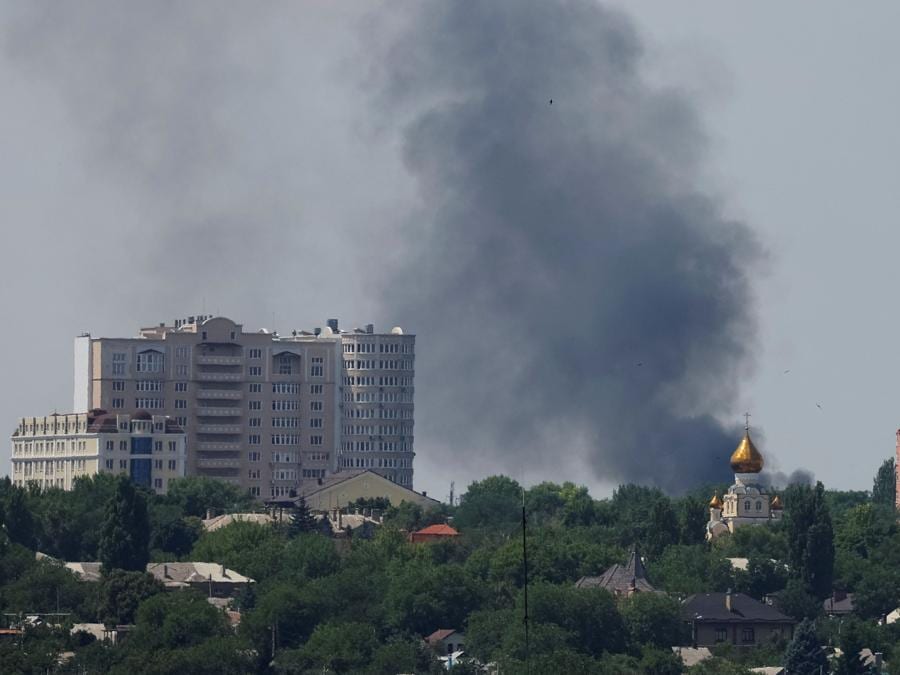 Il fumo  dopo i bombardamenti durante il conflitto Ucraina-Russia a Donetsk. REUTERS/Alexander Ermochenko