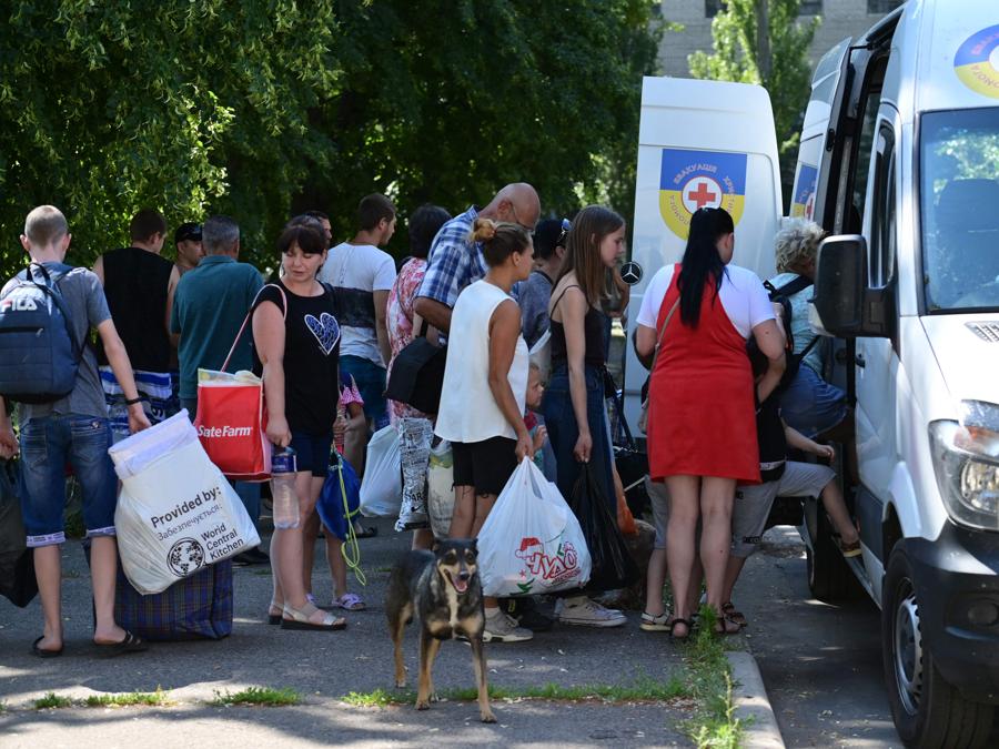 I residenti della città di Sloviansk e delle città vicine aspettano che gli autobus dalla chiesa “Kovheh Spasenyya” vengano evacuati nella città di Dnipro. (Photo by MIGUEL MEDINA / AFP)