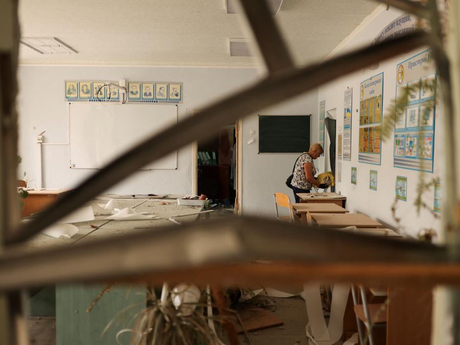 Una scuola elementare colpita da un attacco militare a Chuhuiv, nella regione di Kharkiv. REUTERS/Nacho Doce