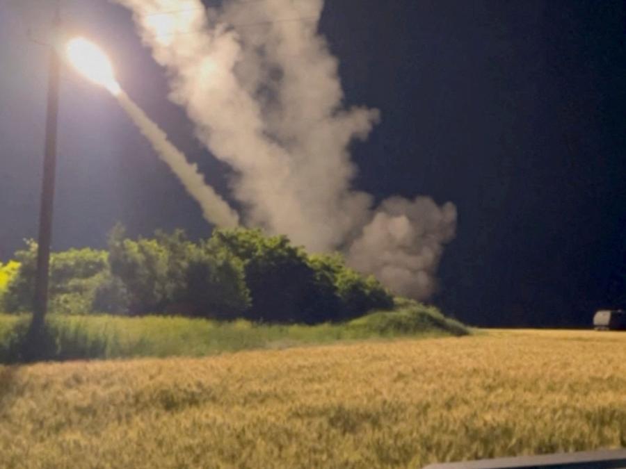 Un sistema missilistico di artiglieria ad alta mobilità M142 (HIMARS) viene sparato in un luogo sconosciuto, in Ucraina. Pavlo Narozhnyy/via REUTERS