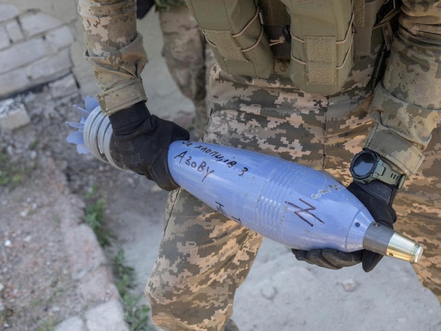 Uun membro del battaglione dei Carpazi Sich, tiene un proiettile di mortaio con la scritta “Per i ragazzi di Azov”, in prima linea nella regione di Kharkiv. REUTERS/Marko Djurica
