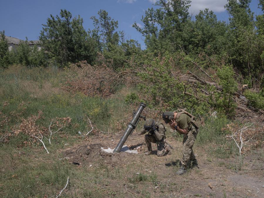 Membri del battaglione dei Carpazi Sich, sparano un mortaio in prima linea nella regione di Kharkiv. REUTERS/Marko Djurica