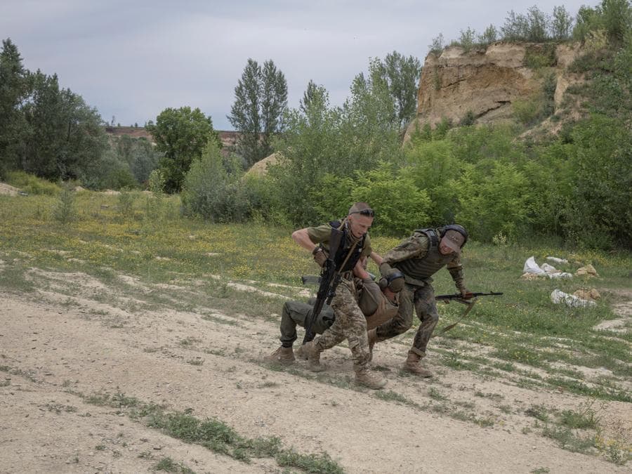 I membri del battaglione dei Carpazi Sich si allenano durante un’ esercitazione per le nuove reclute in un poligono di tiro, nella regione di Kharkiv. REUTERS/Marko Djurica