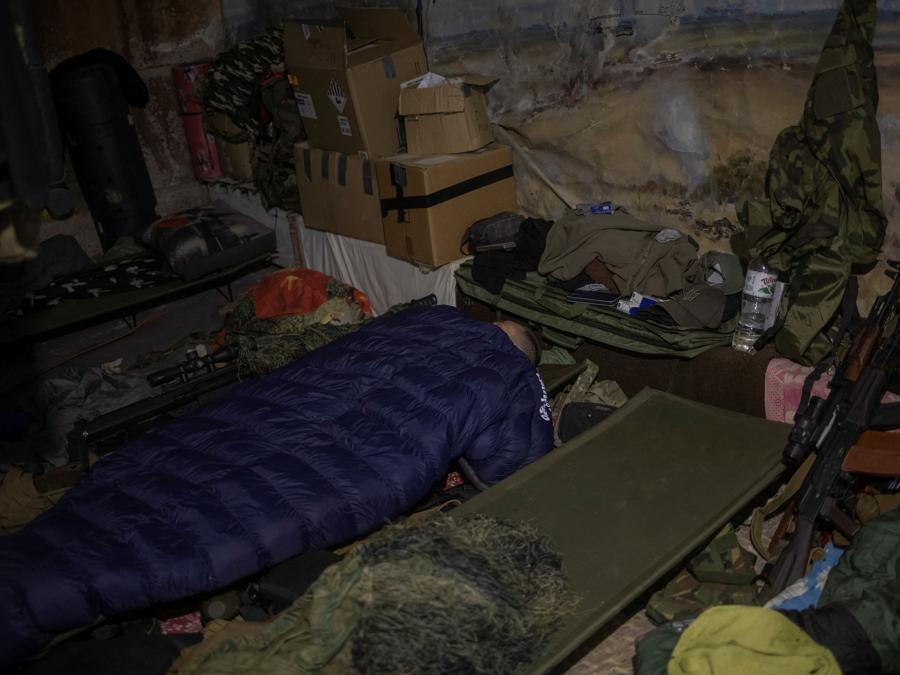 Un membro del battaglione dei Carpazi Sich dorme nella base operativa avanzata del gruppo, in prima linea nella regione di Kharkiv. REUTERS/Marko Djurica
