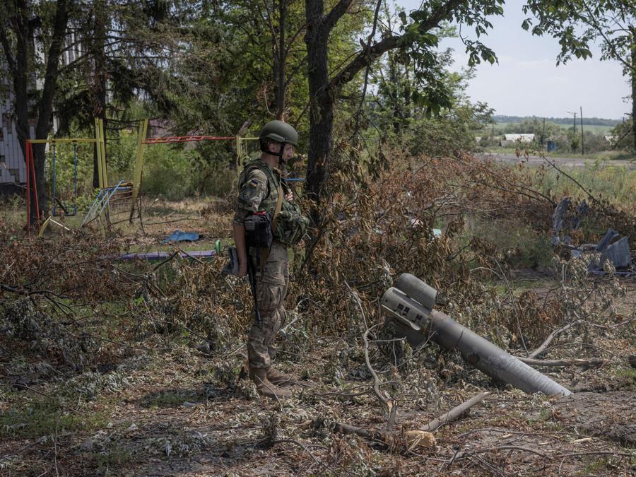 Denis Polishchuk, 28 anni, membro del battaglione dei Carpazi Sich, che usa il nome di battaglia ’Canada’, guarda un missile inesploso in prima linea nella regione di Kharkiv. REUTERS/Marko Djurica