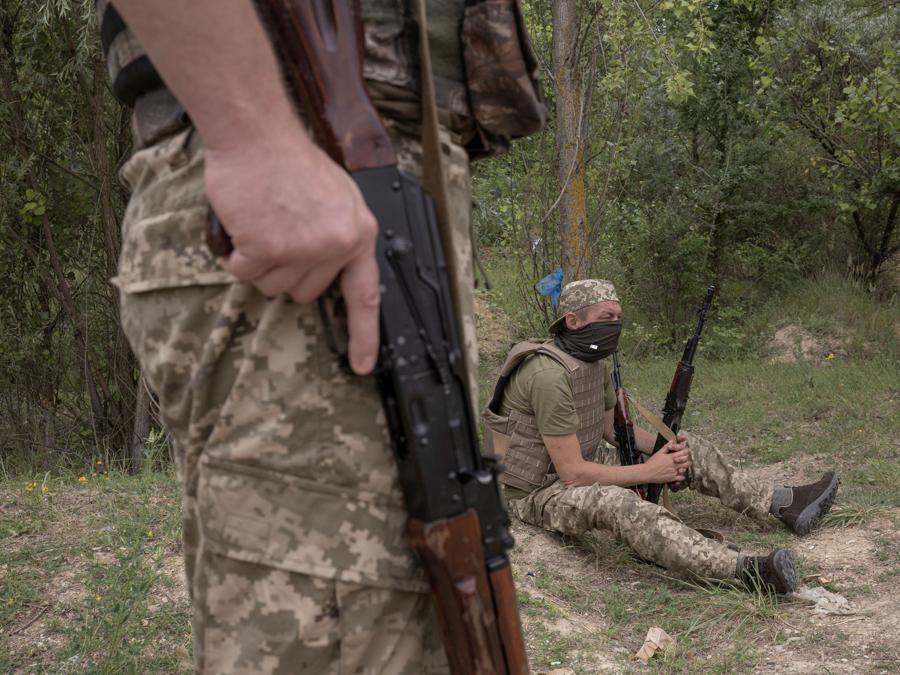Un membro del battaglione dei Carpazi Sich si prende una pausa durante un’esercitazione per nuove reclute in un poligono di tiro, mentre l’attacco russo all’Ucraina continua, nella regione di Kharkiv. REUTERS/Marko Djurica
