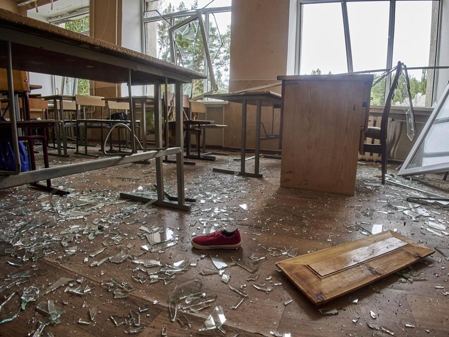 Un’aula distrutta in un edificio scolastico che è stato danneggiato durante i bombardamenti nella città di Chuhuiv, Ucraina. EPA/SERGEY KOZLOV