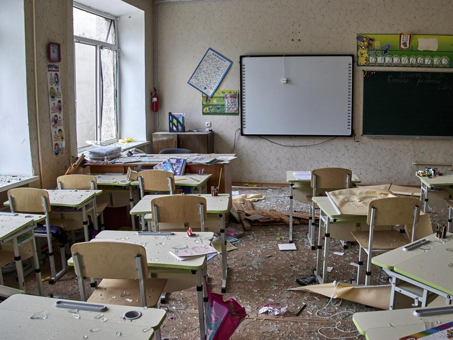 Un’aula distrutta in un edificio scolastico che è stato danneggiato durante i bombardamenti nella città di Chuhuiv, Ucraina. EPA/SERGEY KOZLOV