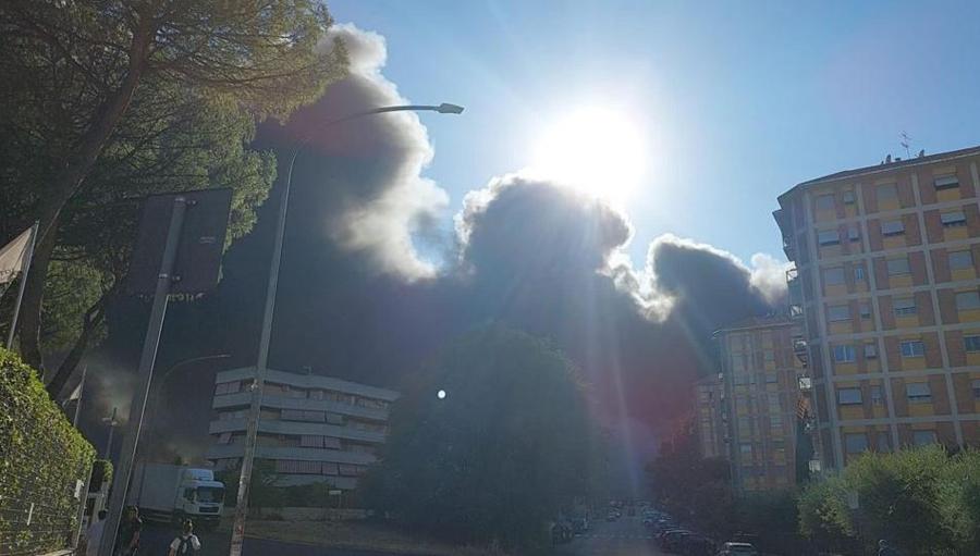Un vasto incendio è divampato questo pomeriggio a Roma nella zona di via Casilina. La densa nube di fumo è visibile in tutto il quadrante est della Capitale compresa l'area di Centocelle, Cinecittà e il quartiere Appio. Al lavoro i vigili del fuoco. (ANSA)