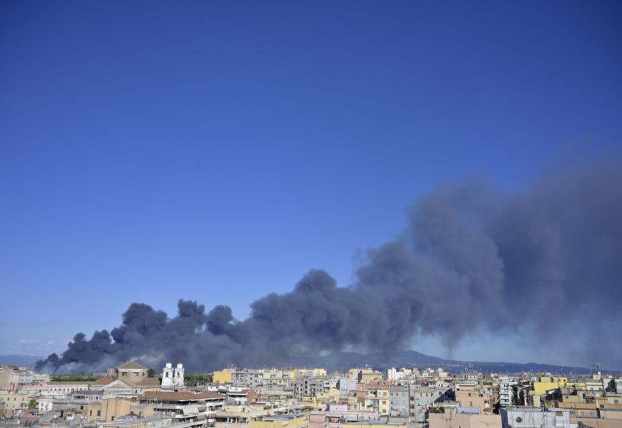 Il fumo di un incendio divampato in zona Centocelle a Roma. (ANSA/CLAUDIO PERI)