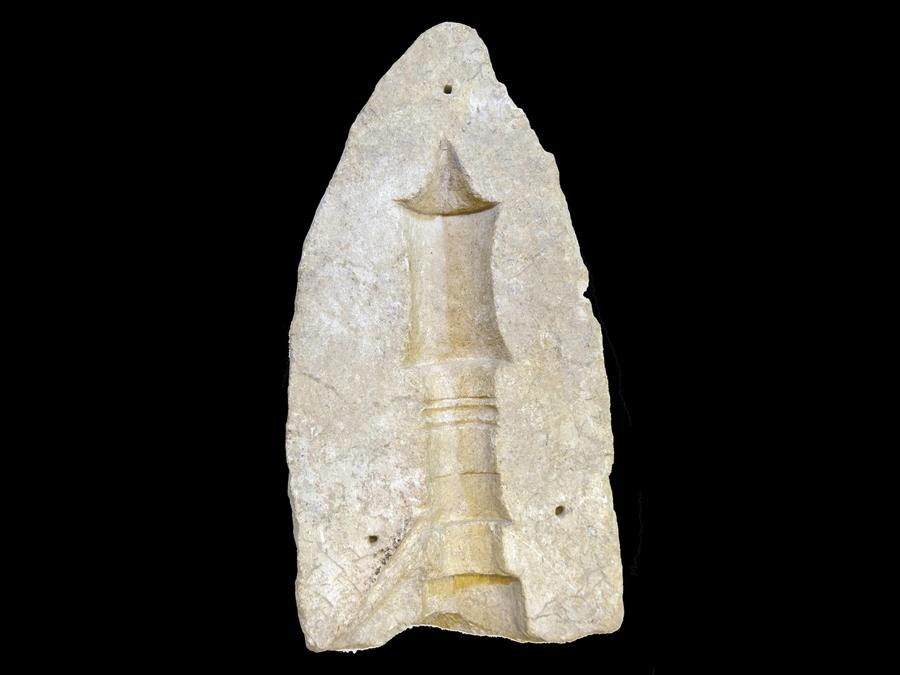 La parte mancante di una matrice in pietra (la prima era stata trovata dieci anni fa a breve distanza) servita per la fusione di un oggetto in bronzo, sembra uno scettro ritrovata durante i lavori archeologici nel parco di Selinunte. (ANSA)