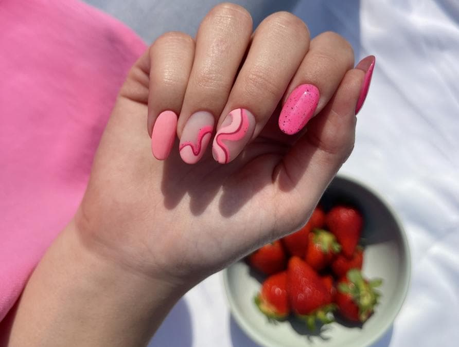 Passione Unghie nail art rosa con gli swirl realizzata con prodotti della collezione Spot Effect