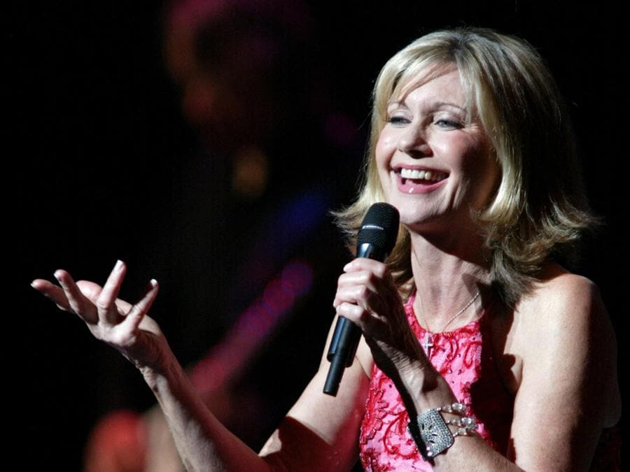 2003 - La cantante pop australiana Olivia Newton-John canta in un concerto a Tokyo. Olivia Newton-John era in Giappone per un tour di concerti. (REUTERS/Kimimasa Mayama/File Photo)