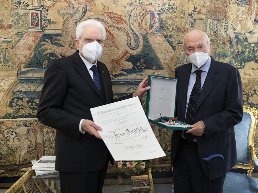 2021 - Il Presidente della Repubblica, Sergio Mattarella, con Piero Angela al quale ha conferito l'onorificenza di Cavaliere di Gran Croce dell'Ordine al Merito della Repubblica Italiana. (foto IPP/spgr/ammendola)