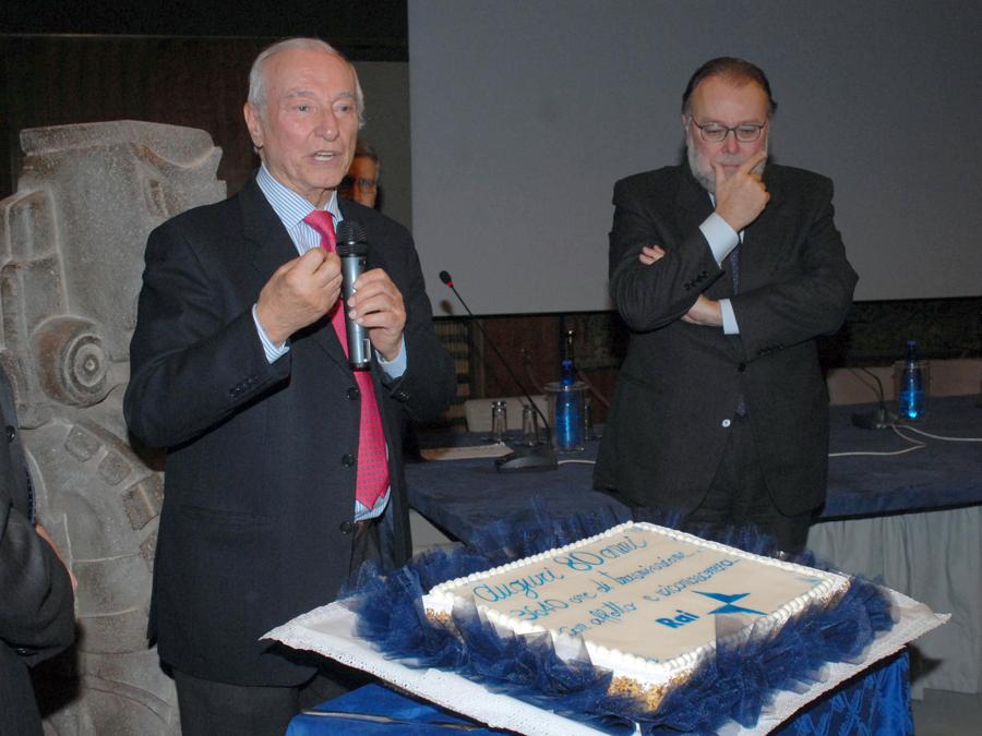 2008 - Piero Angela, grandissimo divulgatore scientifico, giornalista e conduttore televisivo, festeggia il suo compleanno ( 80 anni ) davanti alla torta che la dirigenza RAI gli ha dedicato. Al suo fianco il presidente Claudio Petruccioli. (Foto IPP/Botteghi)