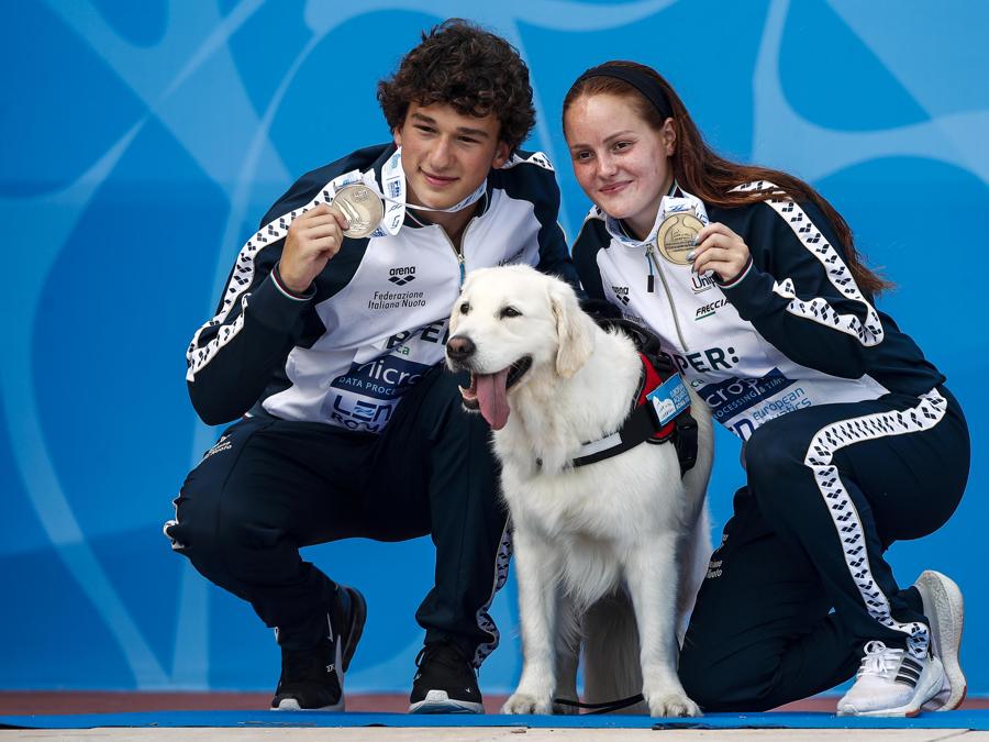 17 agosto -  Chiara Pellacani e Matteo Santoro festeggiano la medaglia di bronzo - tuffo misto syncro dal trampolino di 3m. (ANSA/Angelo Carconi)