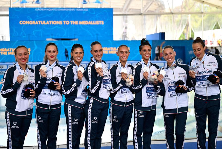 11 agosto - Nuoto sincronizzato - femminile - Squadra Tecnico - argento - Le atlete italiane festeggiano la medaglia d’argento. (Photo by Alberto PIZZOLI / AFP)