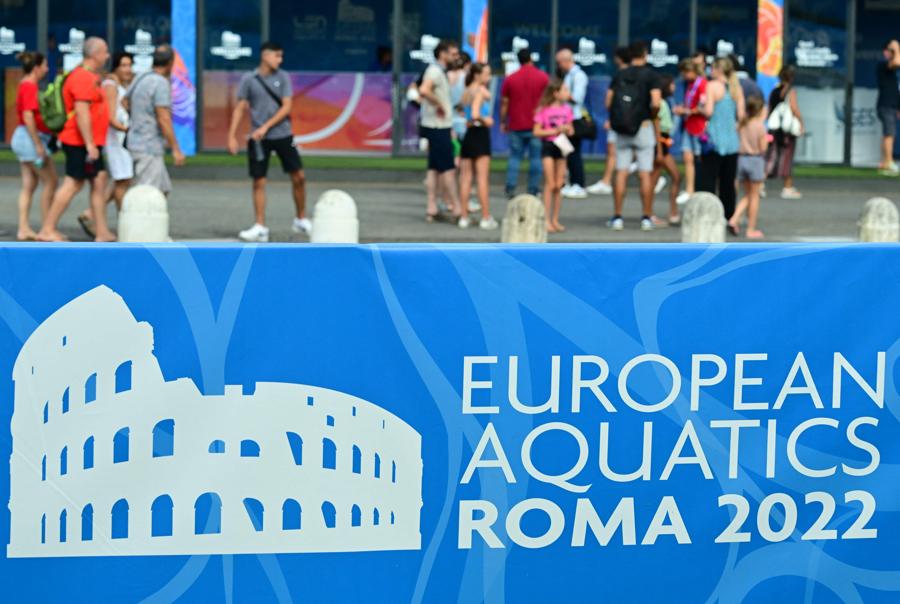 11 agosto - Spettatori davanti al logo degli European Aquatics Championships al Foro Italico. (Photo by Vincenzo PINTO / AFP)
