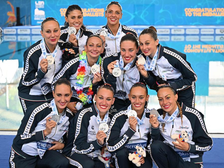 14 agosto - Silver medallists Italy's team pose after the Women's Artistic Swimming free combination final event on August 14, 2022 during the LEN European Aquatics Championships in Rome. (Photo by Alberto PIZZOLI / AFP)