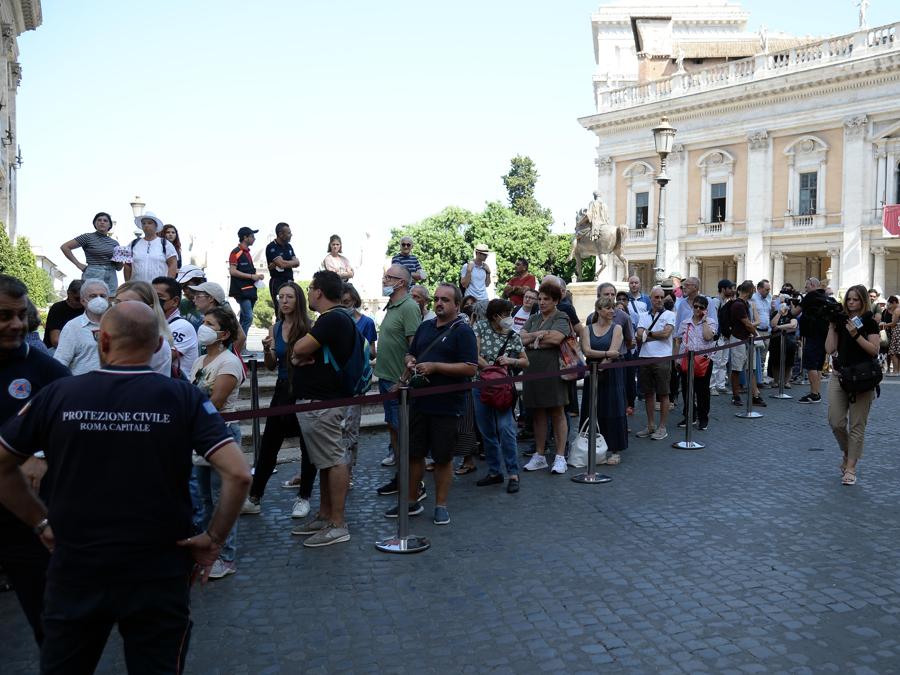 Fila di cittadini che attendono di accedere alla camera ardente di Piero Angela allestita in Campidoglio Roma. ANSA/FABIO CIMAGLIA