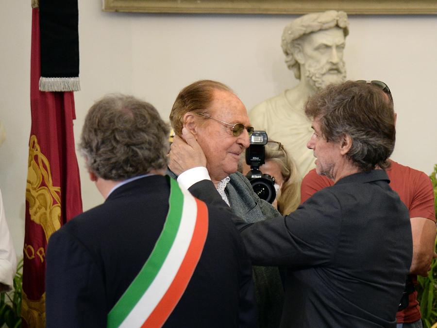 Renzo Arbore conforta il figlio Alberto alla camera ardente di Piero Angela allestita in Campidoglio a Roma. ANSA/FABIO CIMAGLIA