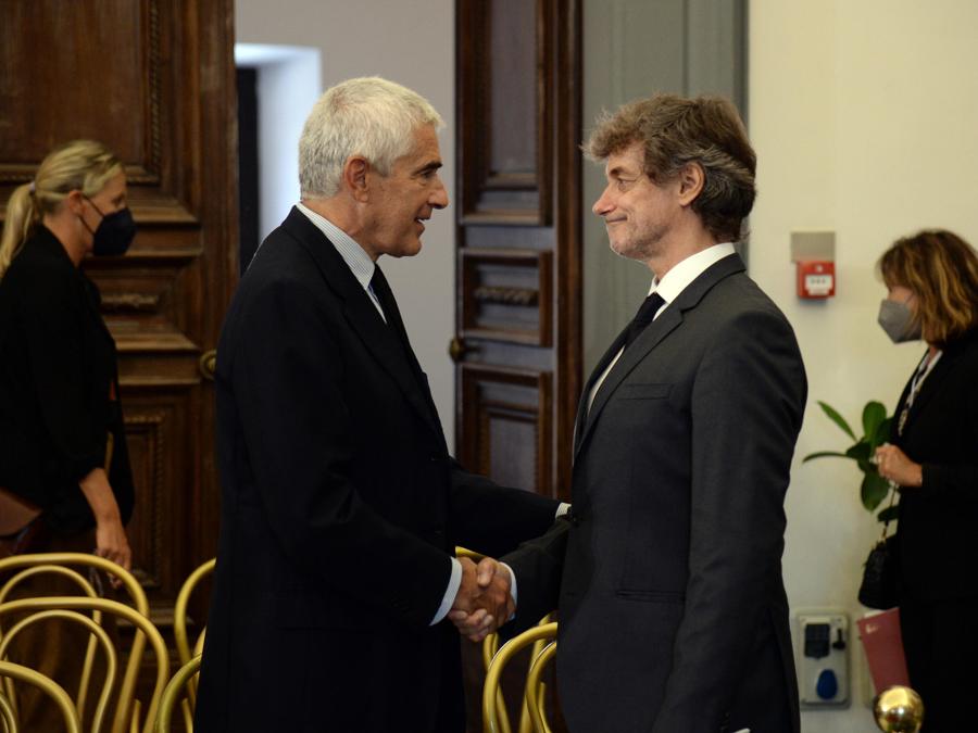 Pierferdinando Casini saluta il figlio Alberto alla camera ardente di Piero Angela allestita in Campidoglio a Roma. ANSA/FABIO CIMAGLIA