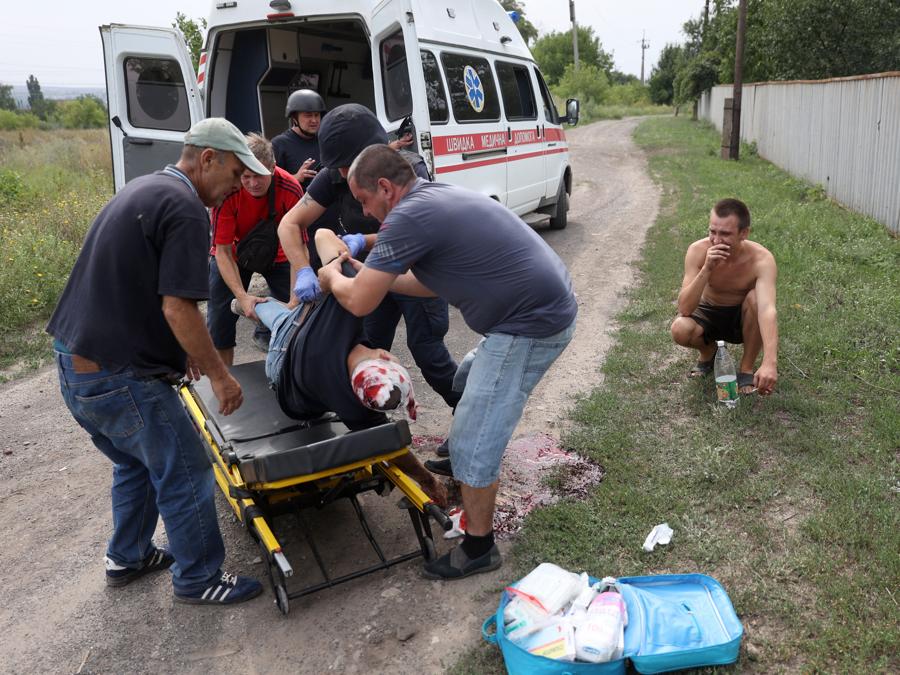 I dipendenti del servizio di emergenza statale ucraino evacuano un ferito a seguito di un attacco missilistico nella città di Bakhmut, nella regione di Donetsk. (Photo by Anatolii Stepanov / AFP)