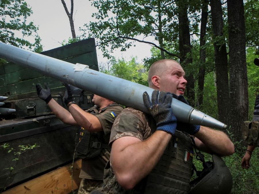 I militari ucraini caricano un razzo in un sistema di lancio multiplo BM21 Grad dopo aver sparato in prima linea nella regione di Kharkiv. REUTERS/Vyacheslav Madiyevskyy