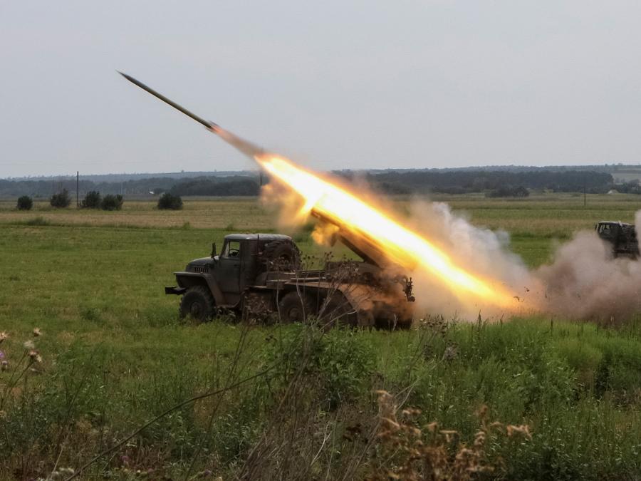 I militari ucraini sparano con un sistema missilistico a lancio multiplo BM21 Grad in prima linea nella regione di Kharkiv. REUTERS/Vyacheslav Madiyevskyy