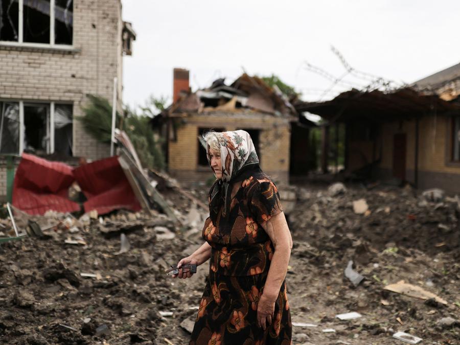 Una donna guarda le case distrutte, dopo gli attacchi militari a Kramatorsk. REUTERS/Nacho Doce