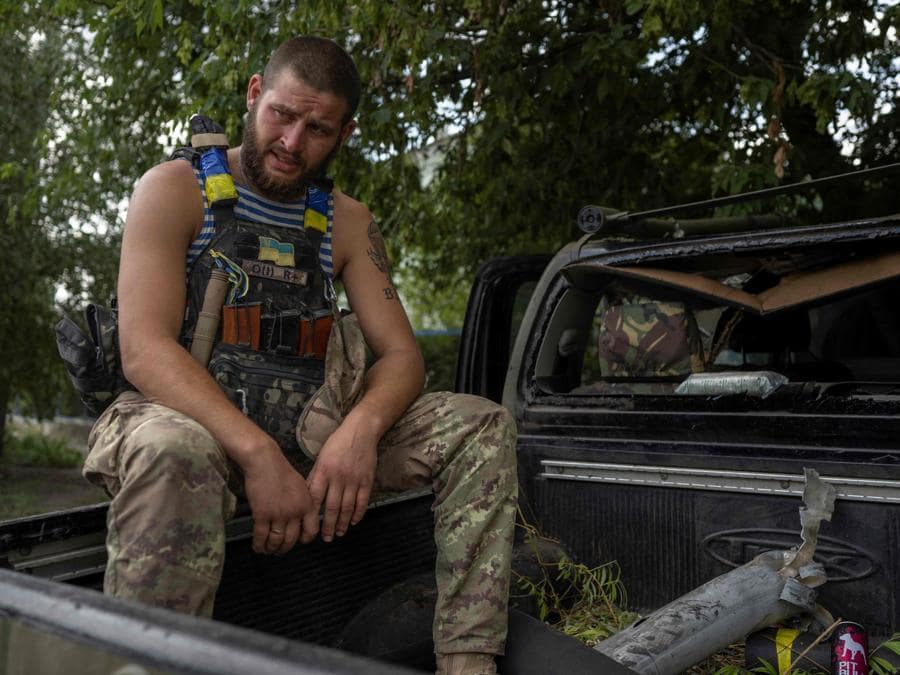 Un soldato ucraino a Bakhmut. (Photo by Bulent KILIC / AFP)