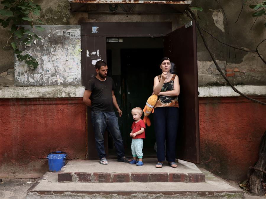 Una famiglia all’ingresso della loro casa a Kramatorsk, dopo gli attacchi militari. REUTERS/Nacho Doce