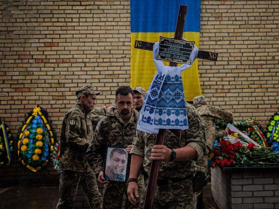 Soldati ucraini partecipano alla cerimonia funebre del militare ucraino Anton Savytskyi al cimitero di Bucha, nella regione di Kiev. (Photo by Dimitar DILKOFF / AFP)
