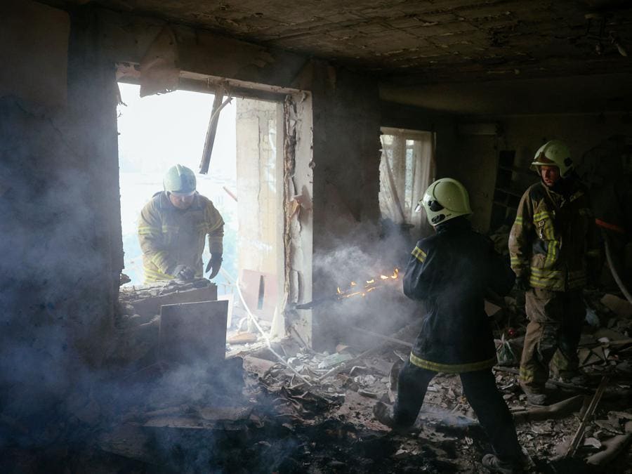 I vigili del fuoco hanno spento l’incendio in una casa distrutta a seguito di un bombardamento a Bakhmut, nella regione di Donetsk. (Photo by ANATOLII STEPANOV / AFP)