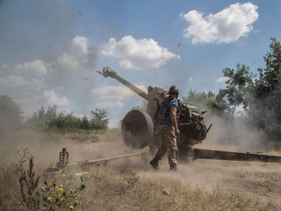 Un militare ucraino spara con un obice D-30 vicino a una linea del fronte nella regione di Mykolaiv,. REUTERS/Oleksandr Ratushniak