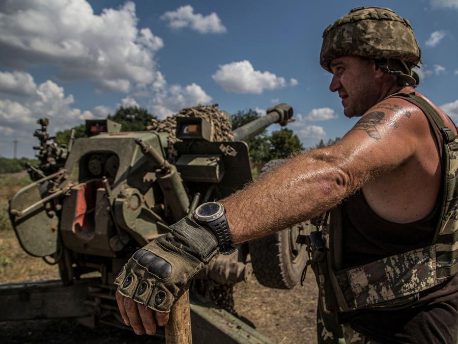 Un militare ucraino sta accanto a un obice D-30 vicino a una linea del fronte nella regione di Mykolaiv. REUTERS/Oleksandr Ratushniak